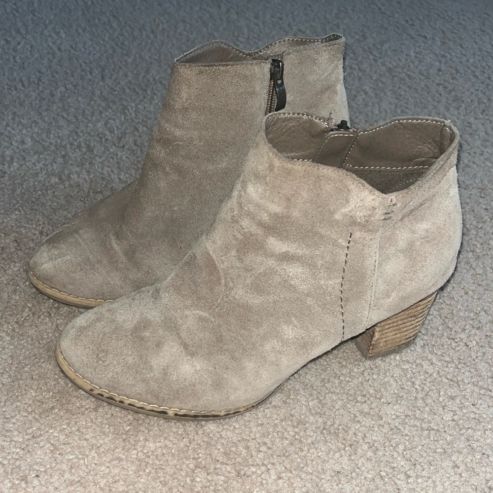 Franco Fortini Tan Suede Booties